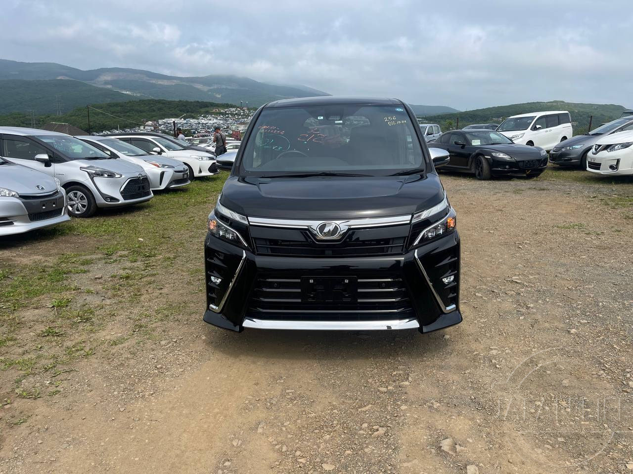 Фото Toyota Voxy - Japan Life 