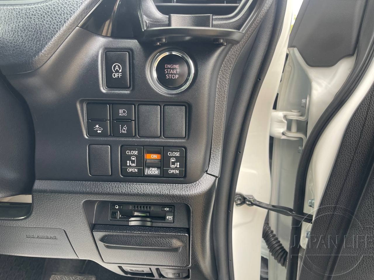 Фото Toyota Voxy - Japan Life 