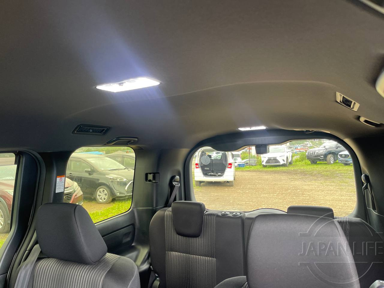 Фото Toyota Voxy - Japan Life 