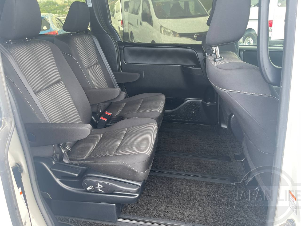 Фото Toyota Voxy - Japan Life 