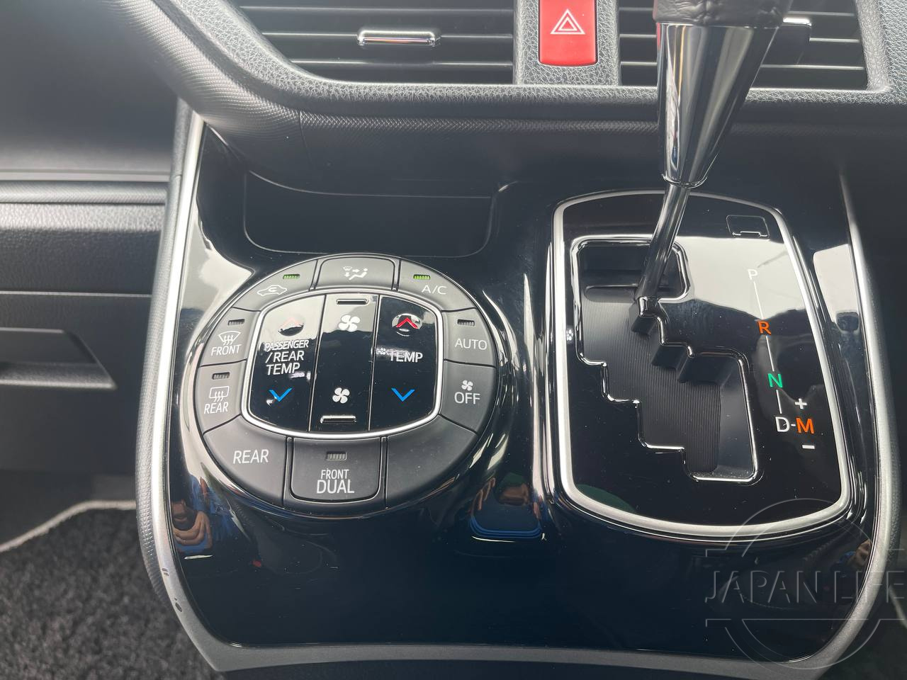 Фото Toyota Voxy - Japan Life 