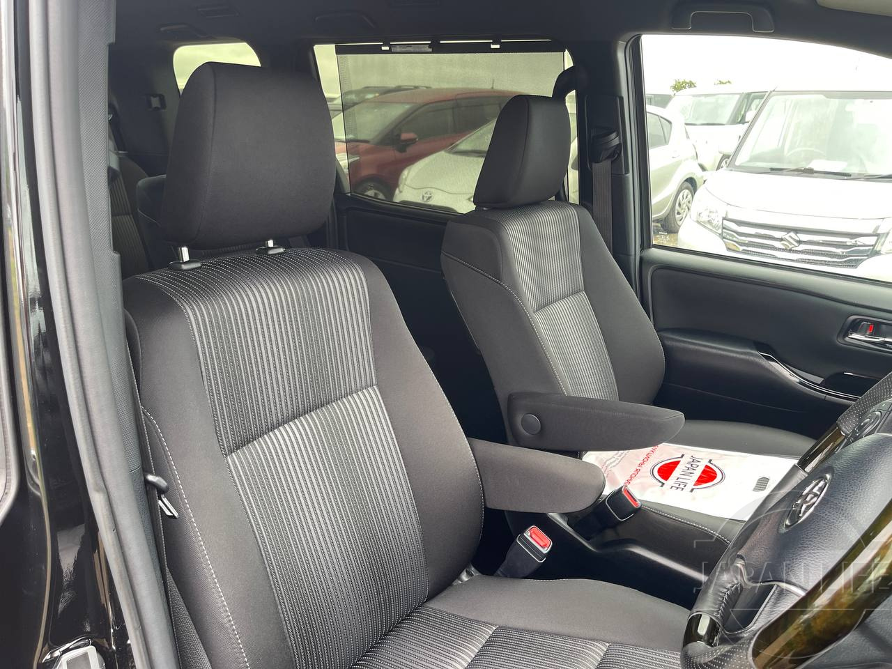 Фото Toyota Voxy - Japan Life 