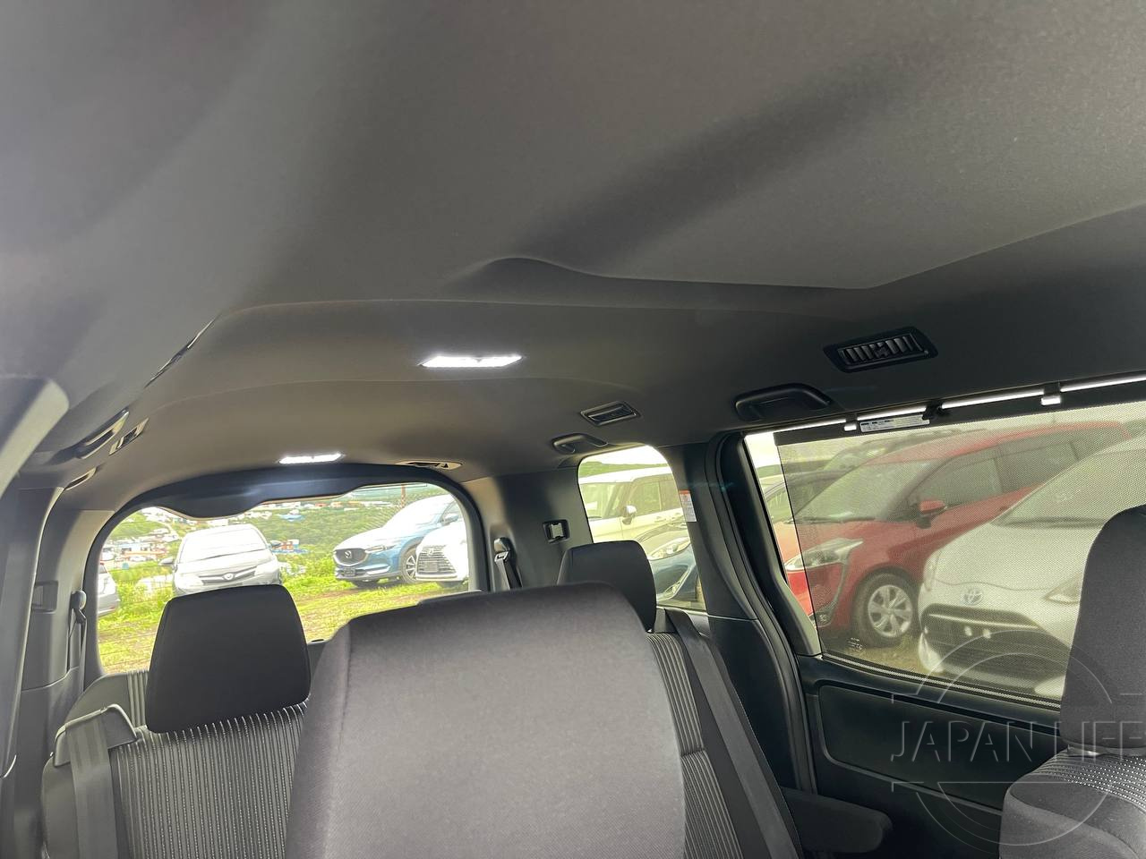 Фото Toyota Voxy - Japan Life 