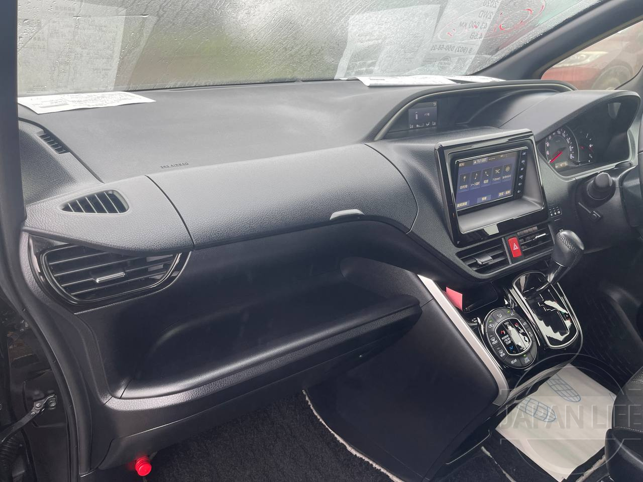 Фото Toyota Voxy - Japan Life 