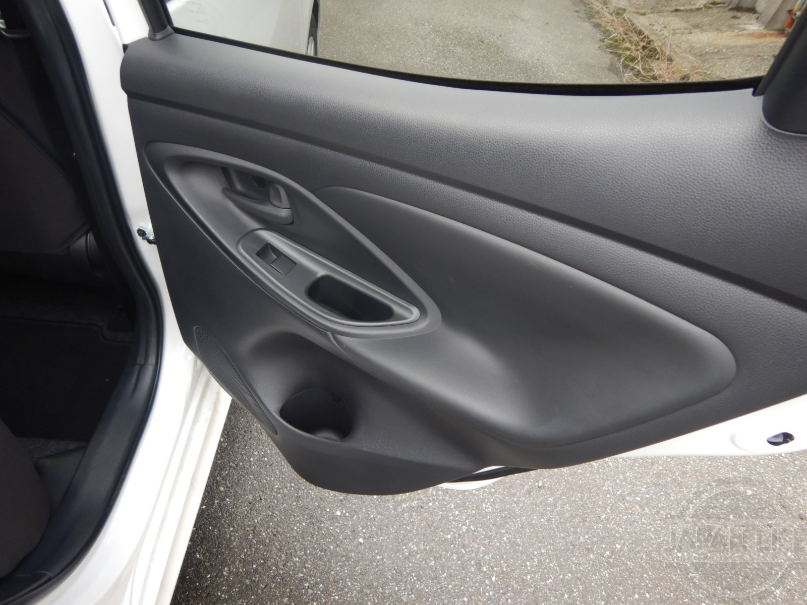 Фото Toyota Yaris - Japan Life 