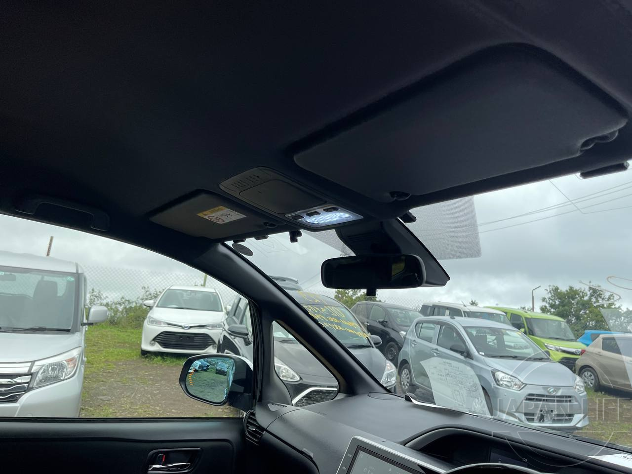 Фото Toyota Voxy - Japan Life 