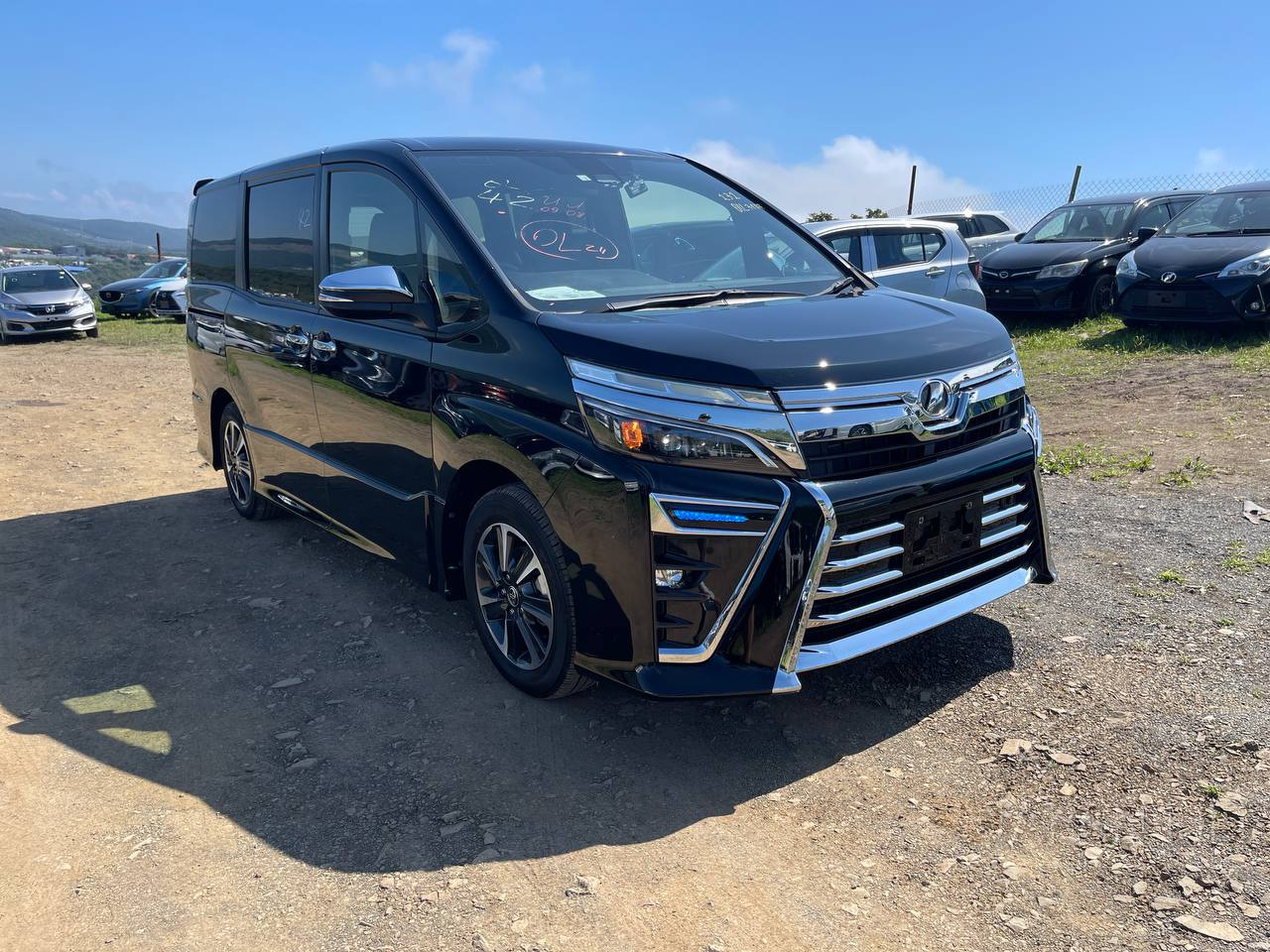 Фото Toyota Voxy - Japan Life 
