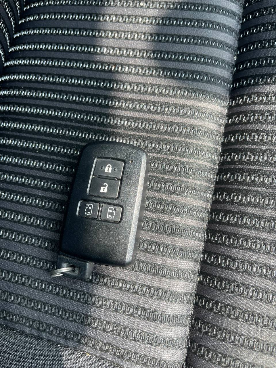 Фото Toyota Voxy - Japan Life 