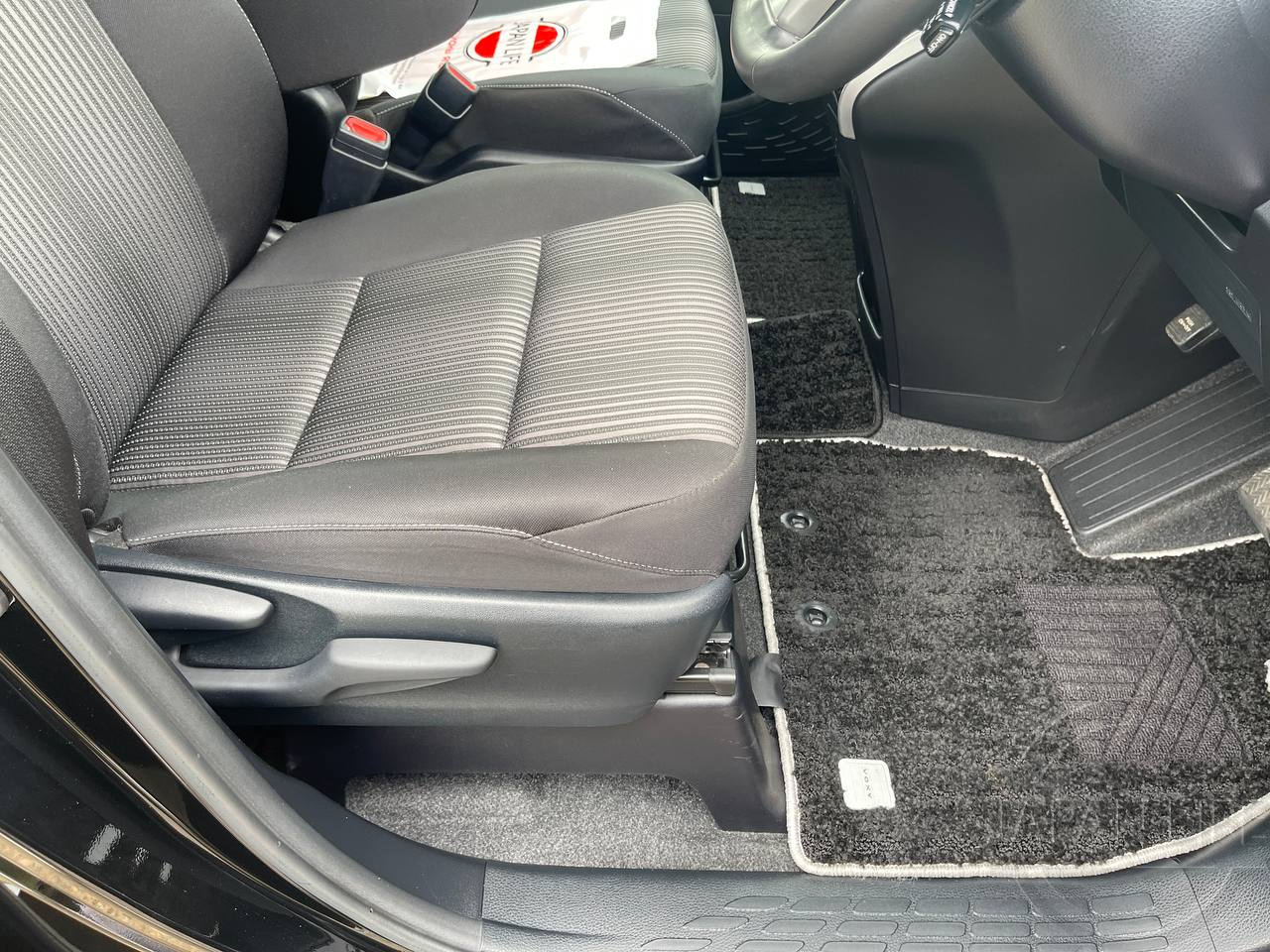 Фото Toyota Voxy - Japan Life 