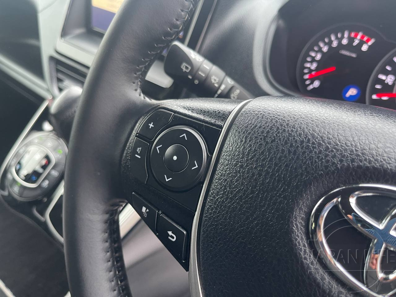 Фото Toyota Voxy - Japan Life 