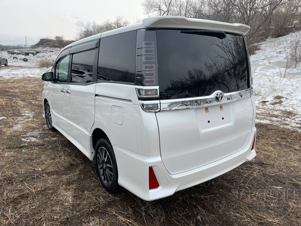 Фото Toyota Voxy - Japan Life 