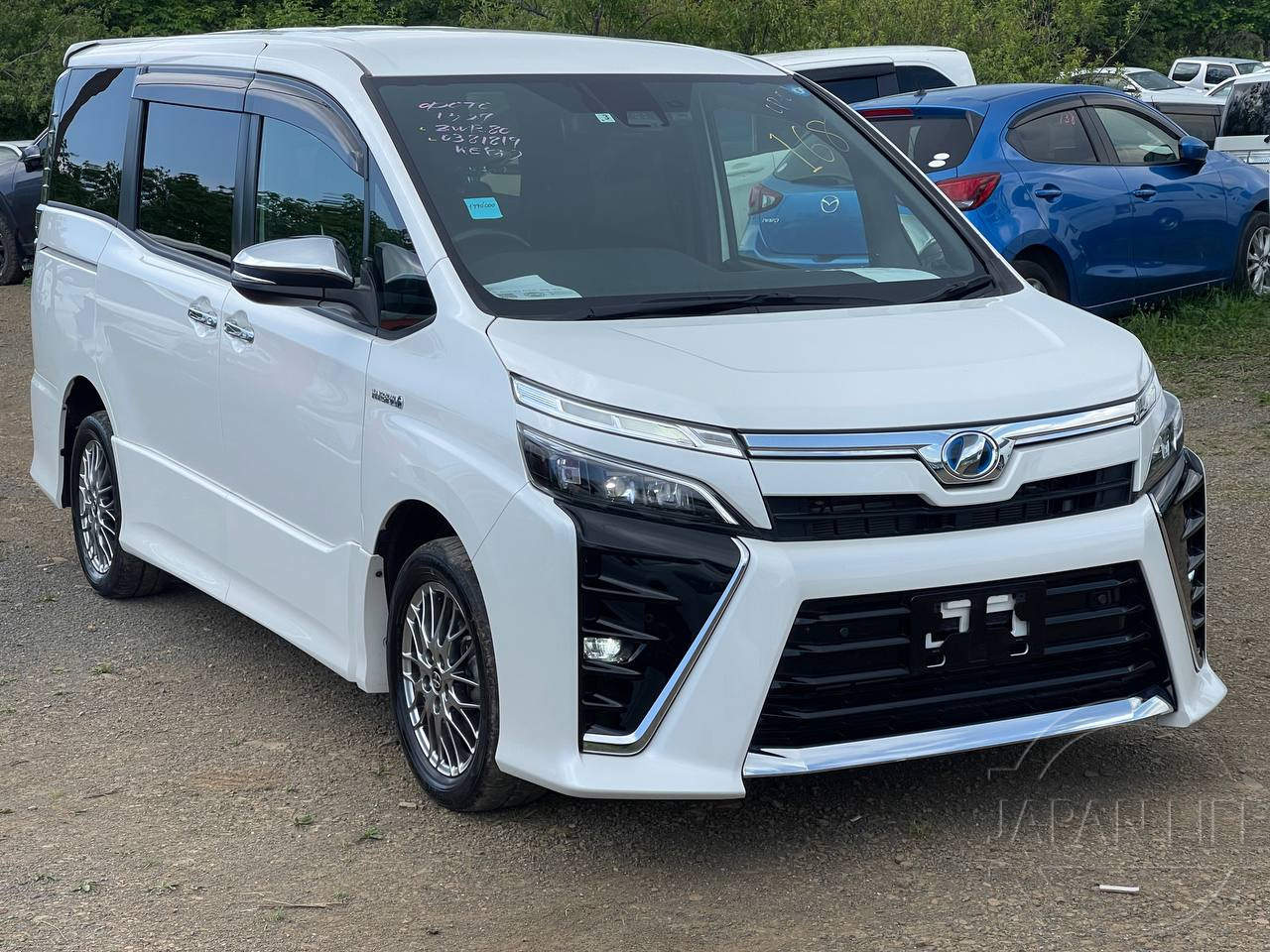 Фото Toyota Voxy - Japan Life 