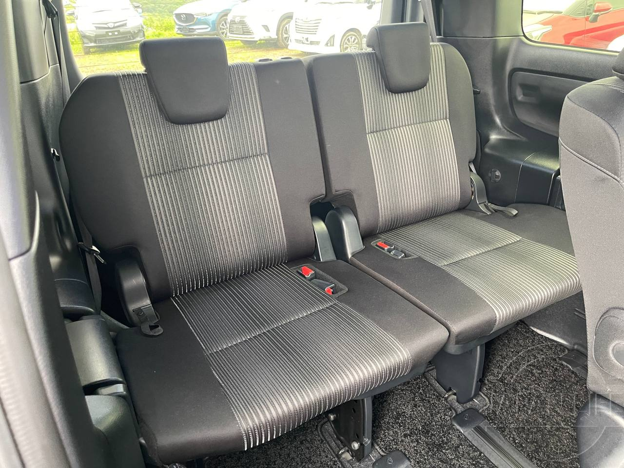 Фото Toyota Voxy - Japan Life 