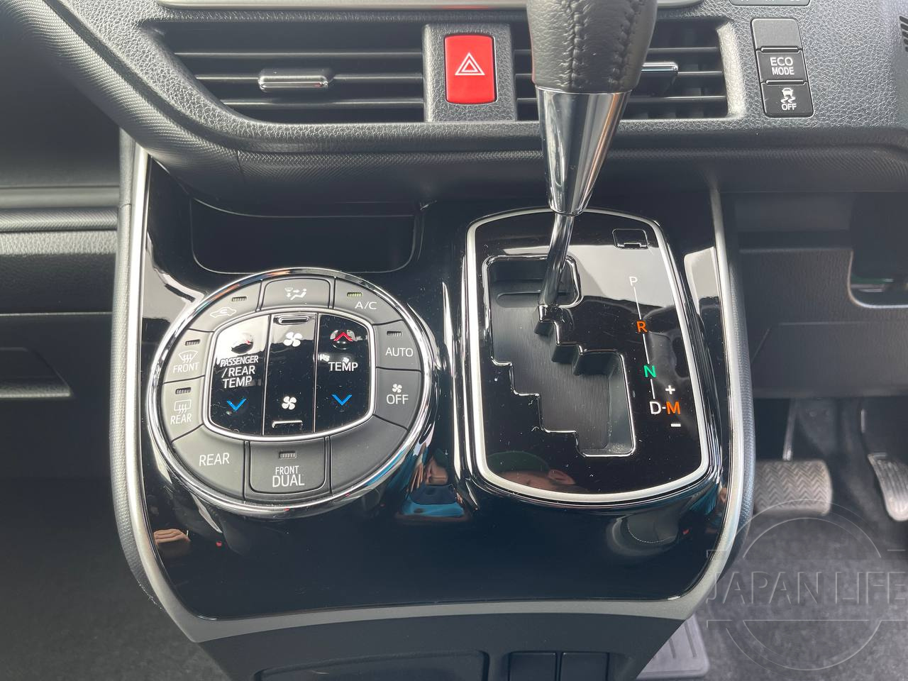 Фото Toyota Voxy - Japan Life 