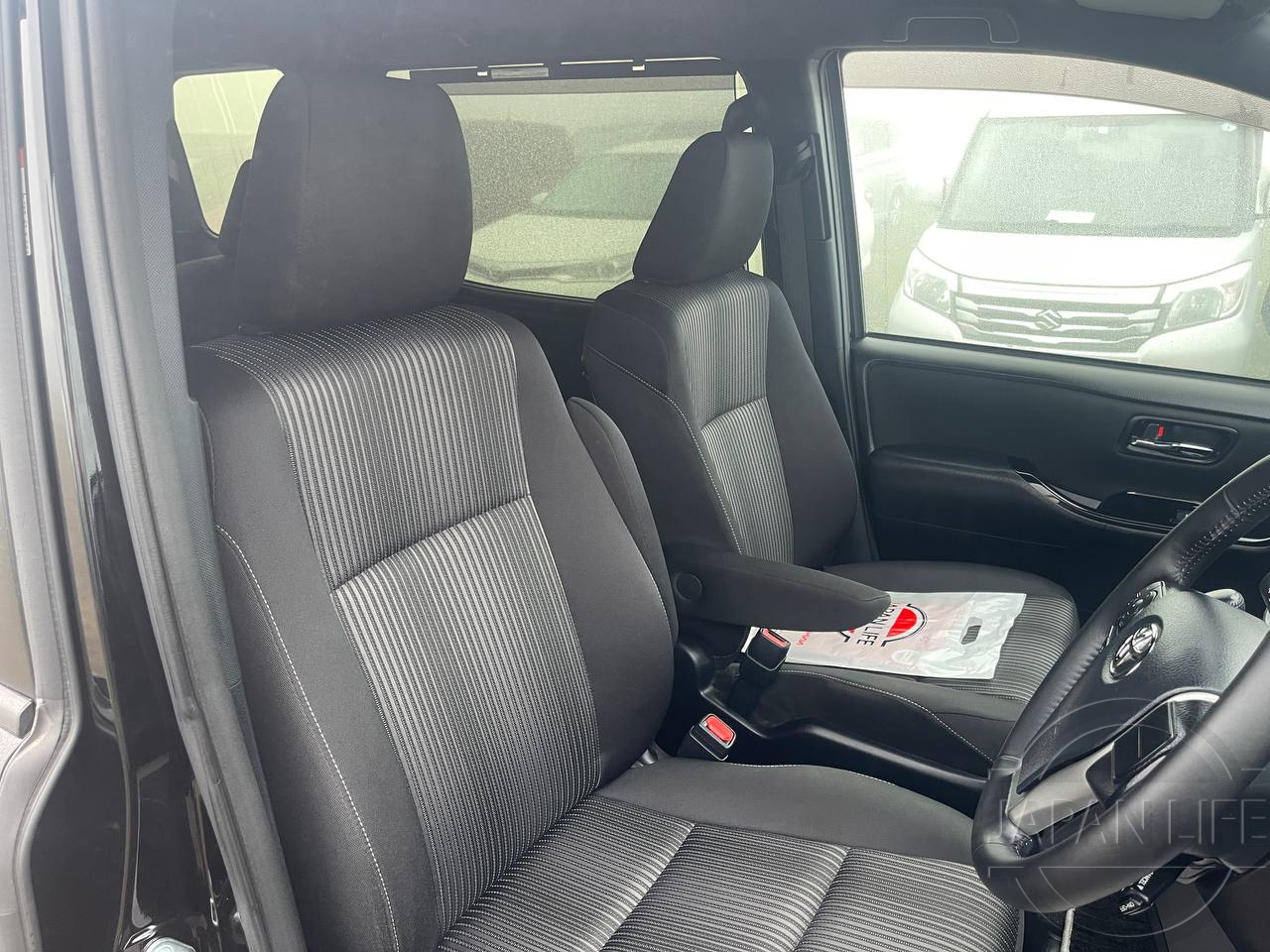 Фото Toyota Voxy - Japan Life 