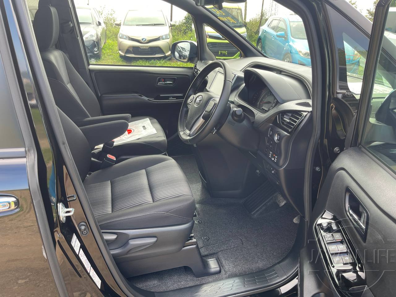 Фото Toyota Voxy - Japan Life 