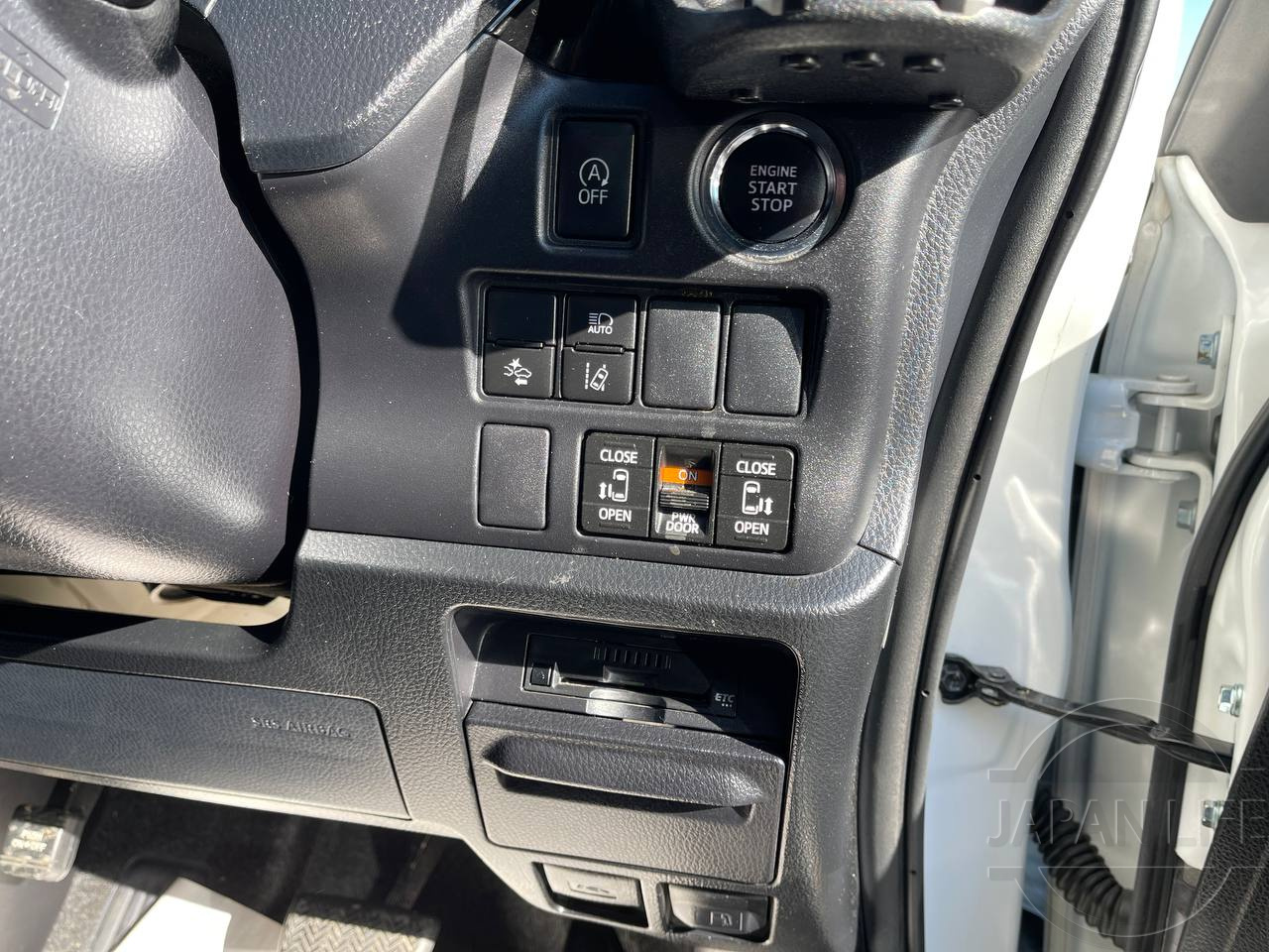 Фото Toyota Voxy - Japan Life 