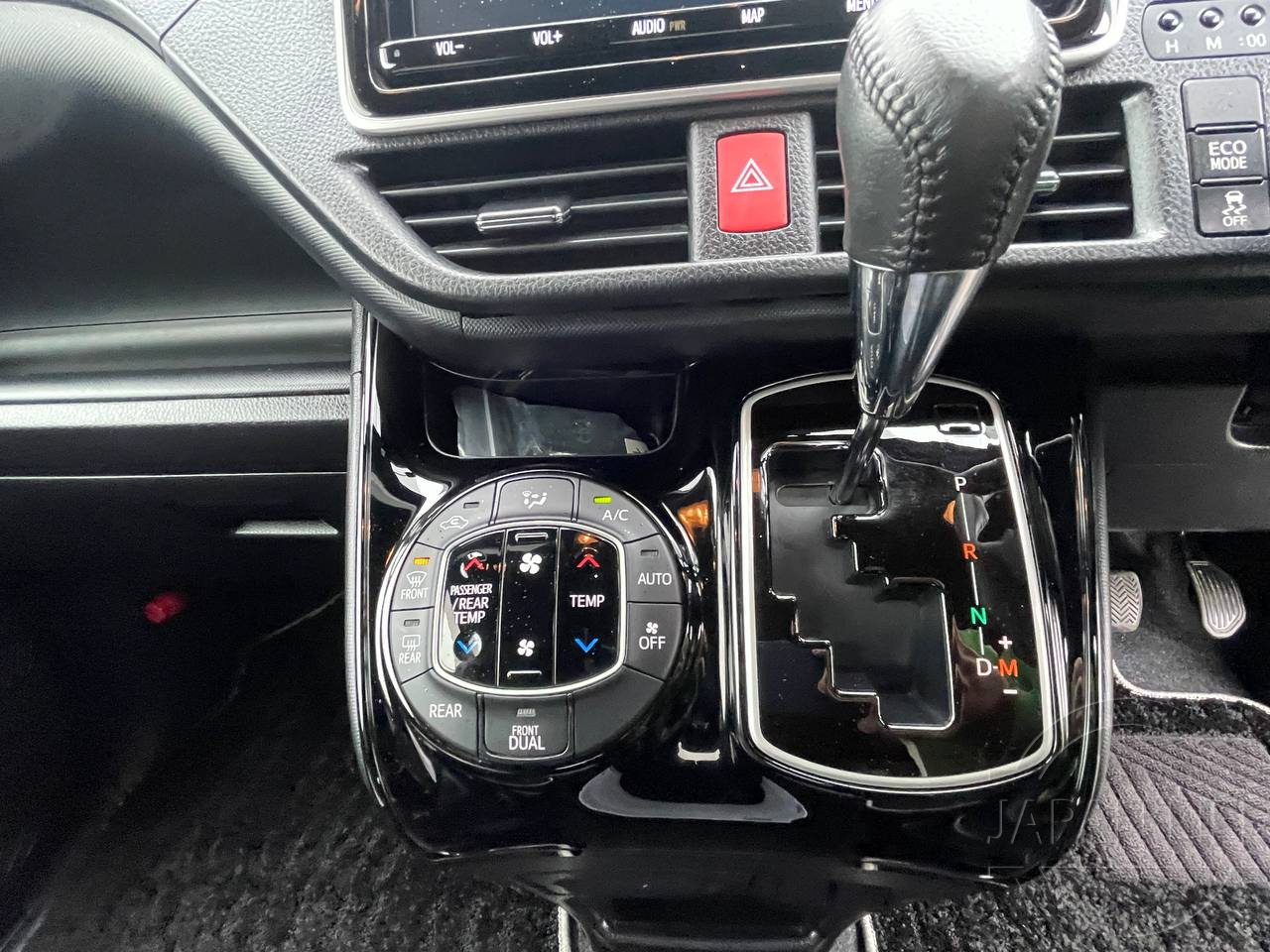 Фото Toyota Noah - Japan Life 