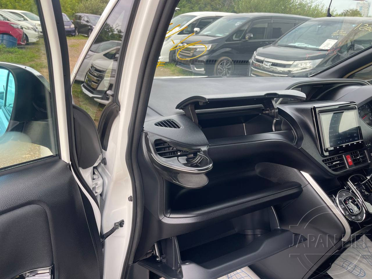 Фото Toyota Voxy - Japan Life 