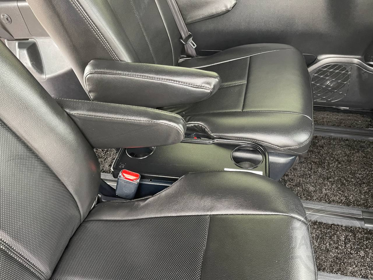 Фото Toyota Voxy - Japan Life 