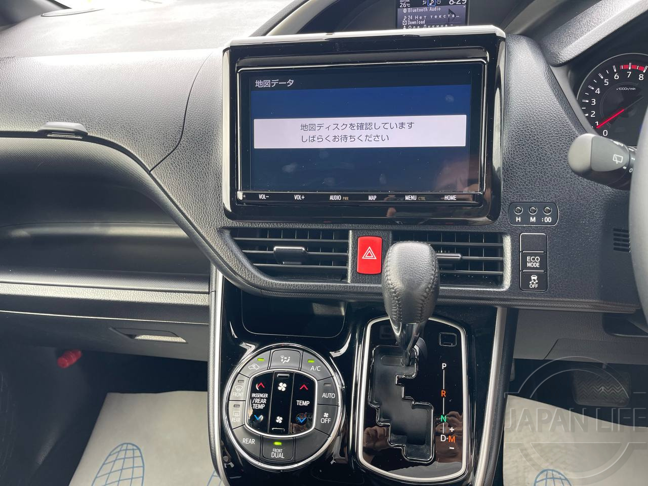 Фото Toyota Voxy - Japan Life 