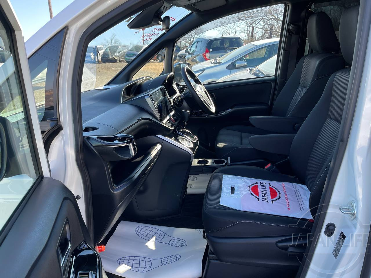 Фото Toyota Voxy - Japan Life 