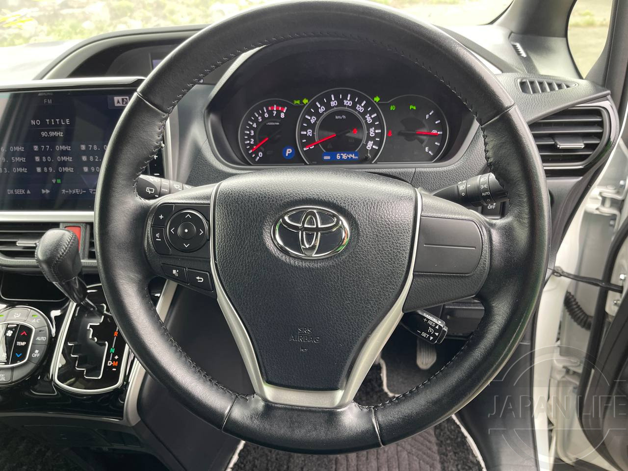 Фото Toyota Voxy - Japan Life 