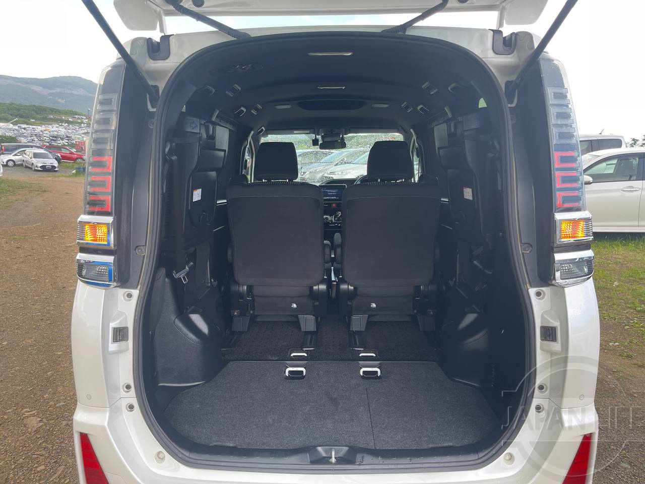 Фото Toyota Voxy - Japan Life 