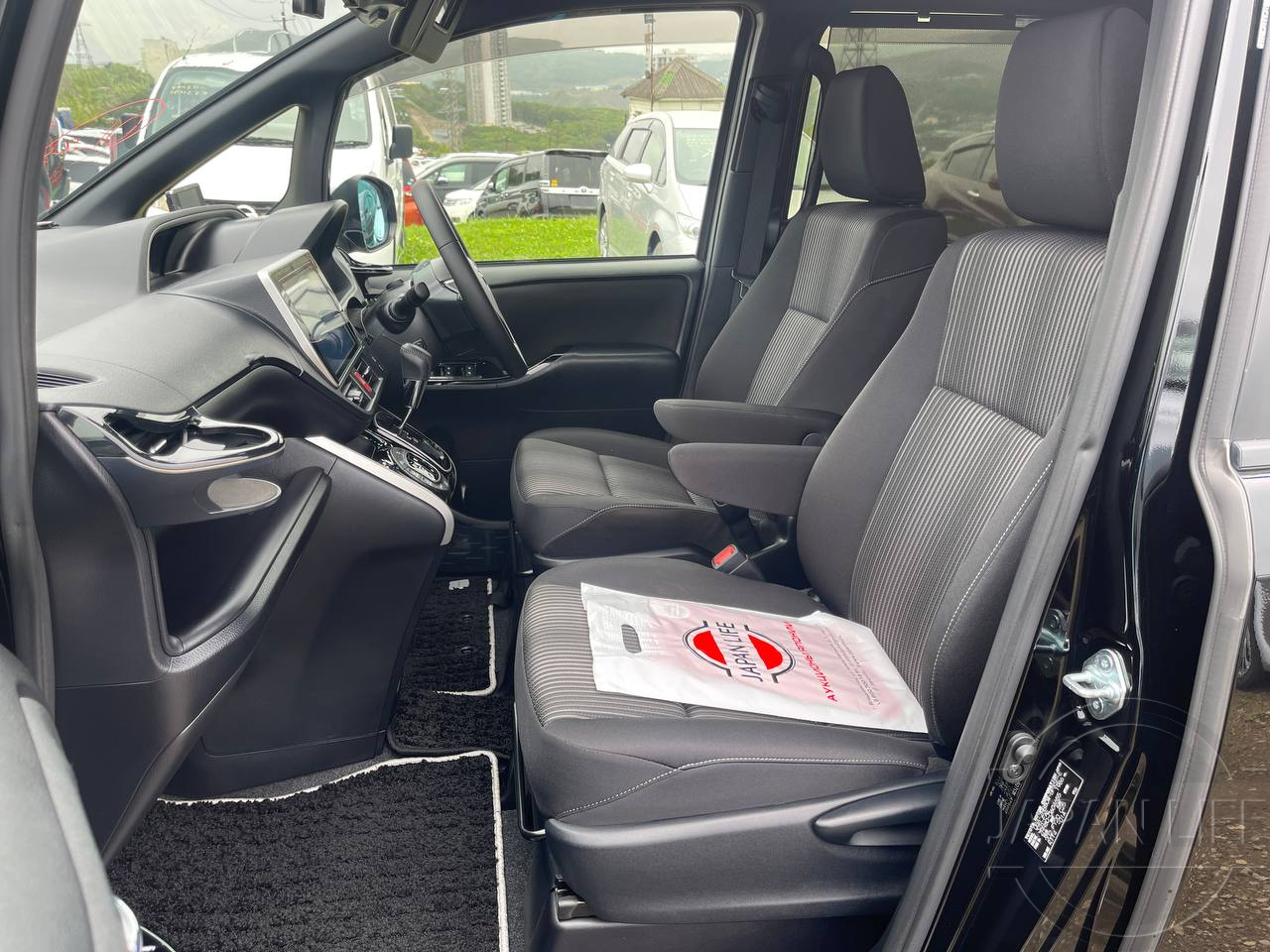 Фото Toyota Voxy - Japan Life 