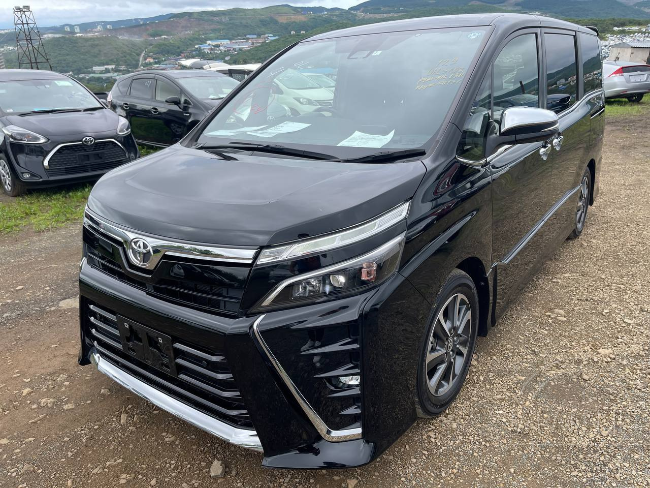 Фото Toyota Voxy - Japan Life 