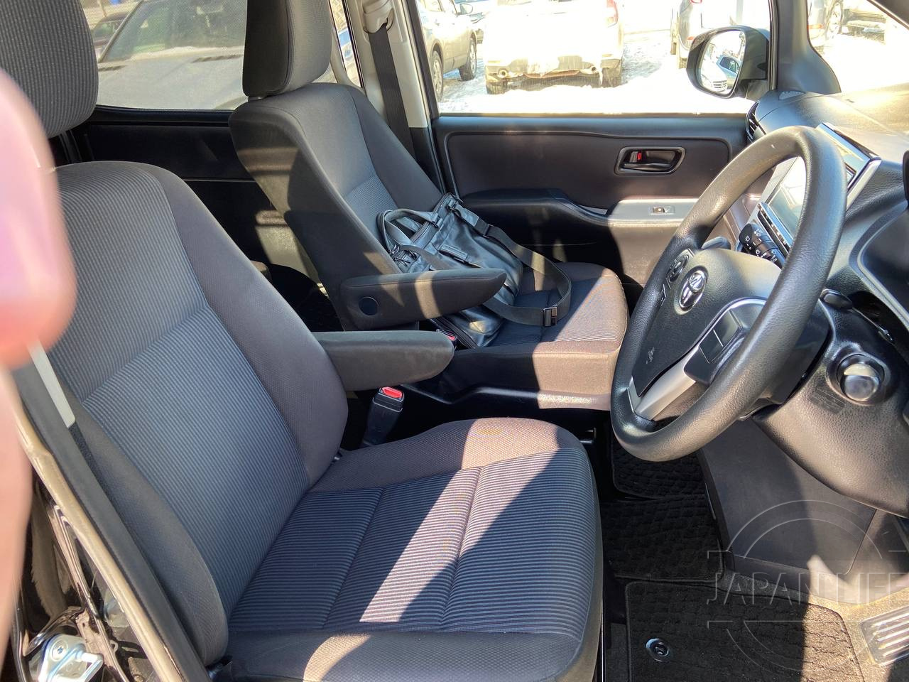 Фото Toyota Noah 2.0 X - Japan Life 