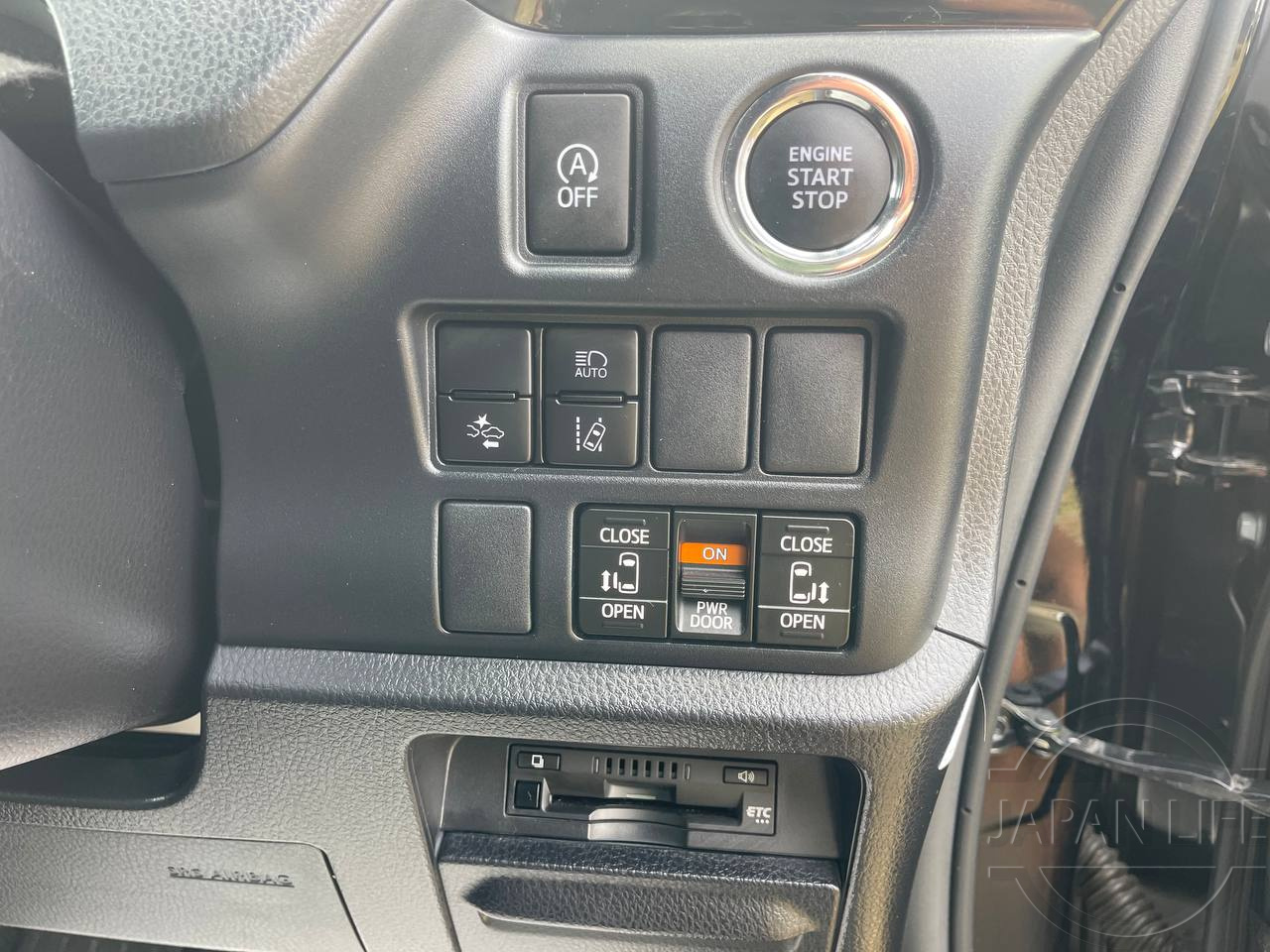 Фото Toyota Voxy - Japan Life 