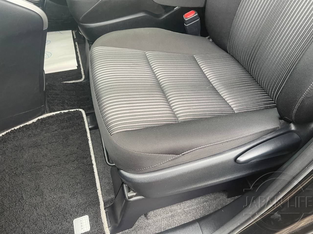 Фото Toyota Voxy - Japan Life 