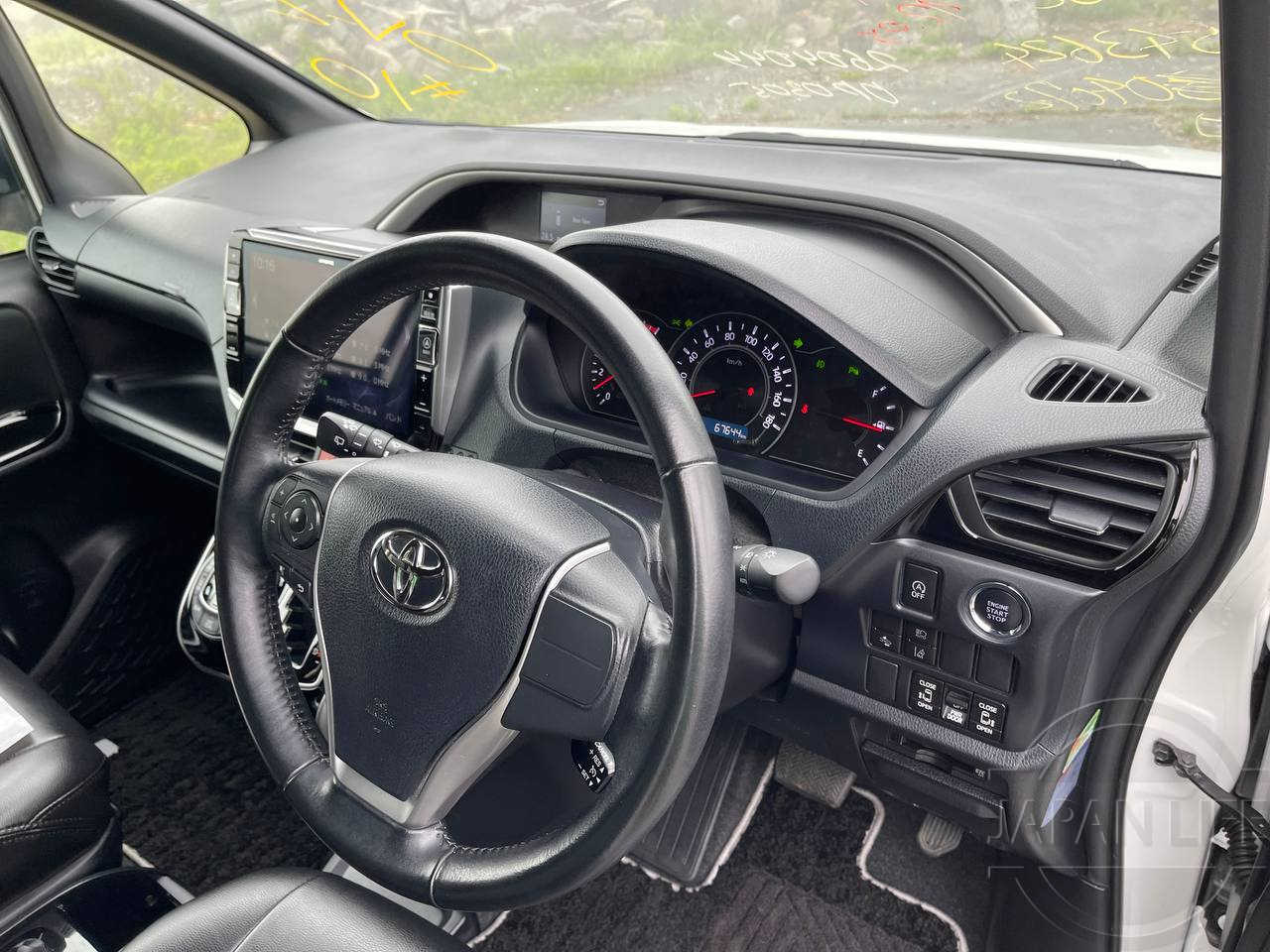 Фото Toyota Voxy - Japan Life 