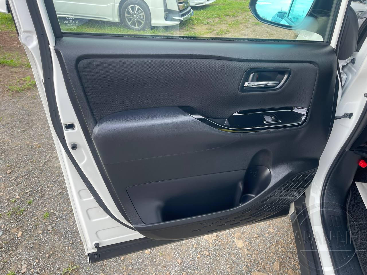 Фото Toyota Voxy - Japan Life 