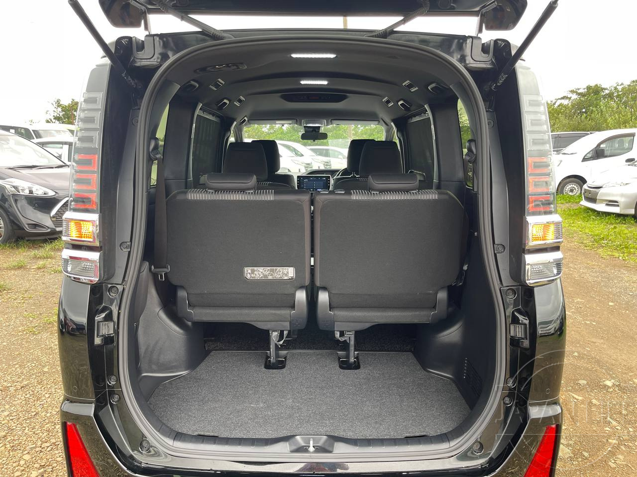 Фото Toyota Voxy - Japan Life 