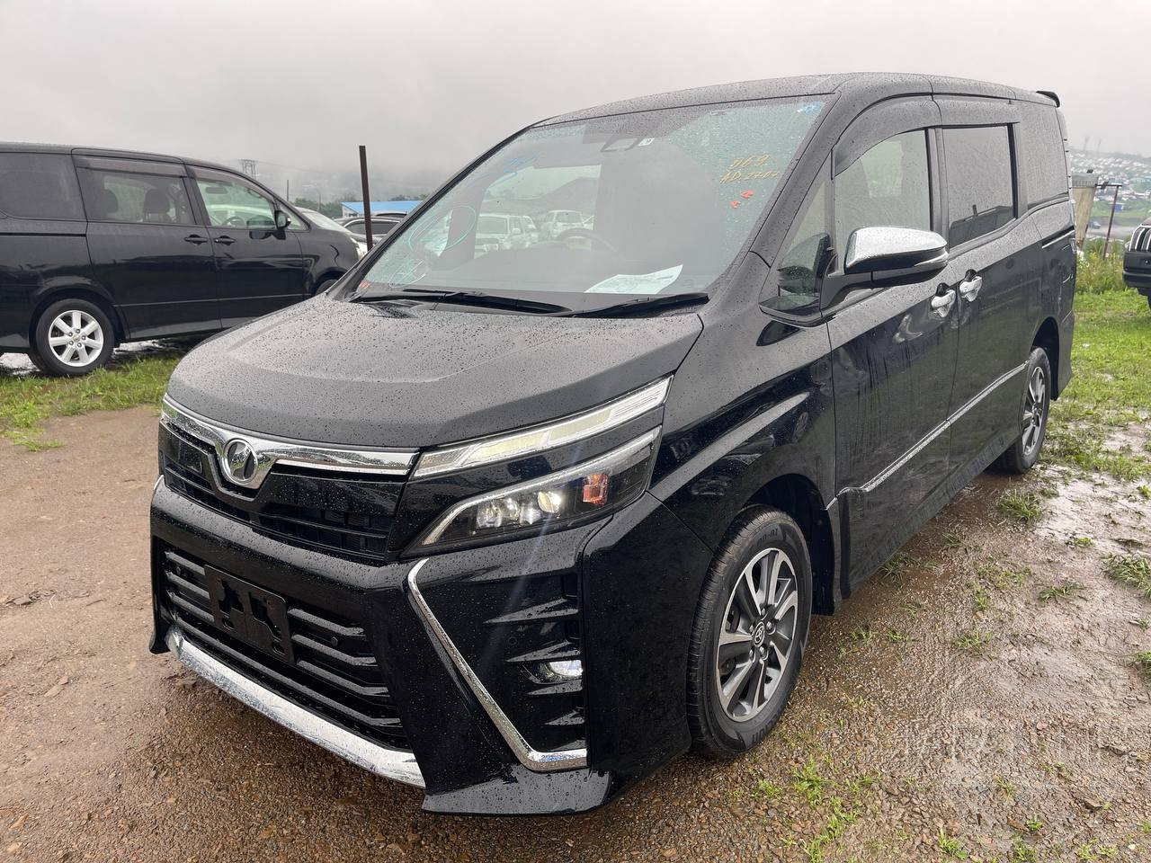 Фото Toyota Voxy - Japan Life 