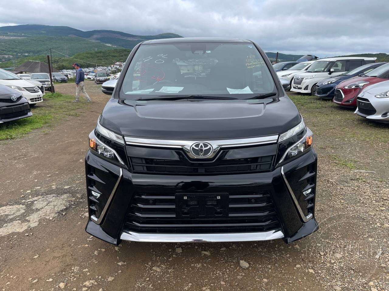 Фото Toyota Voxy - Japan Life 