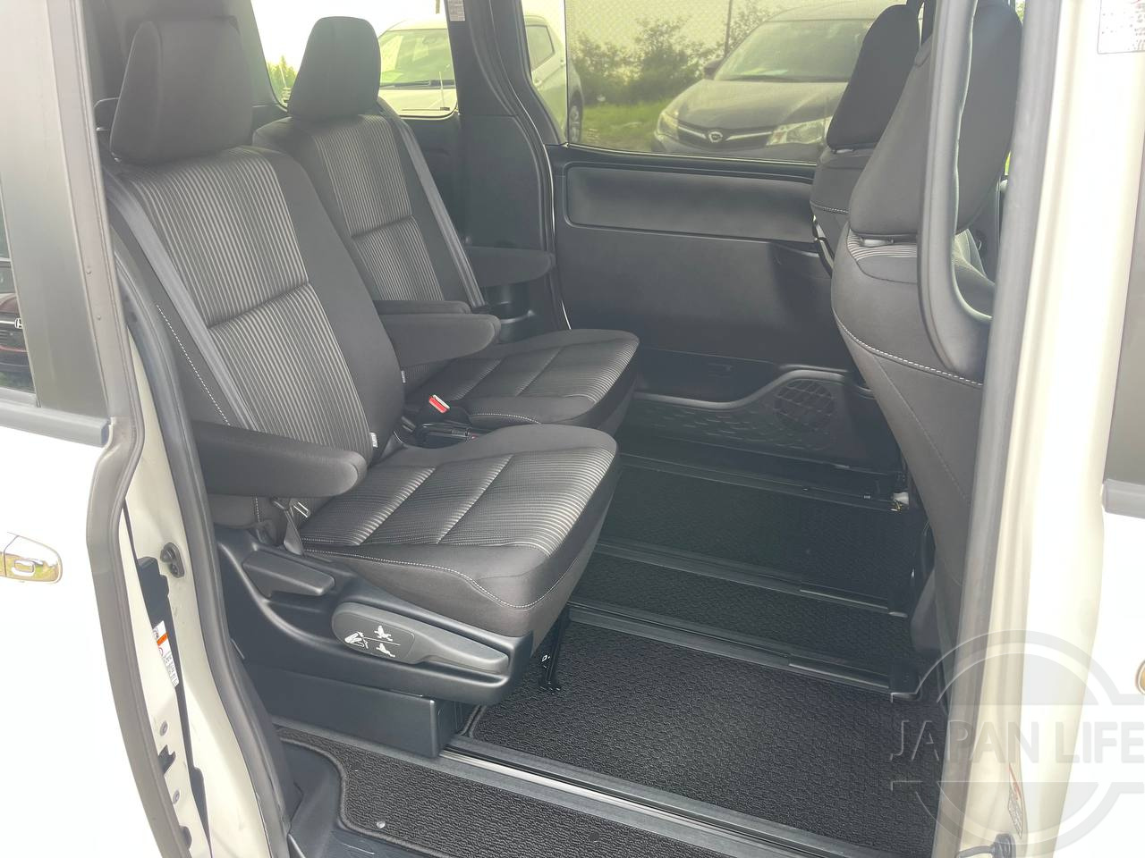 Фото Toyota Voxy - Japan Life 