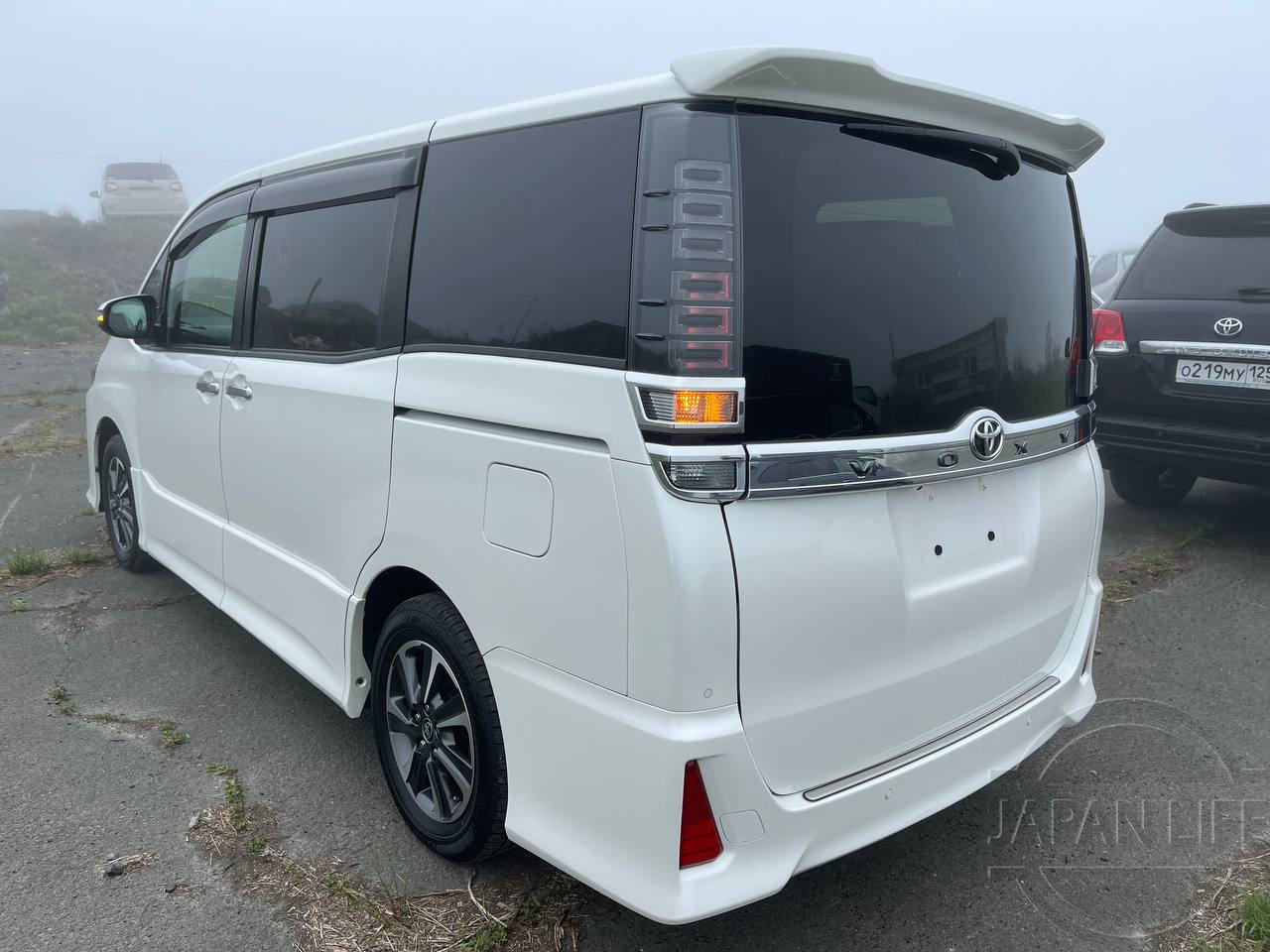 Фото Toyota Voxy - Japan Life 