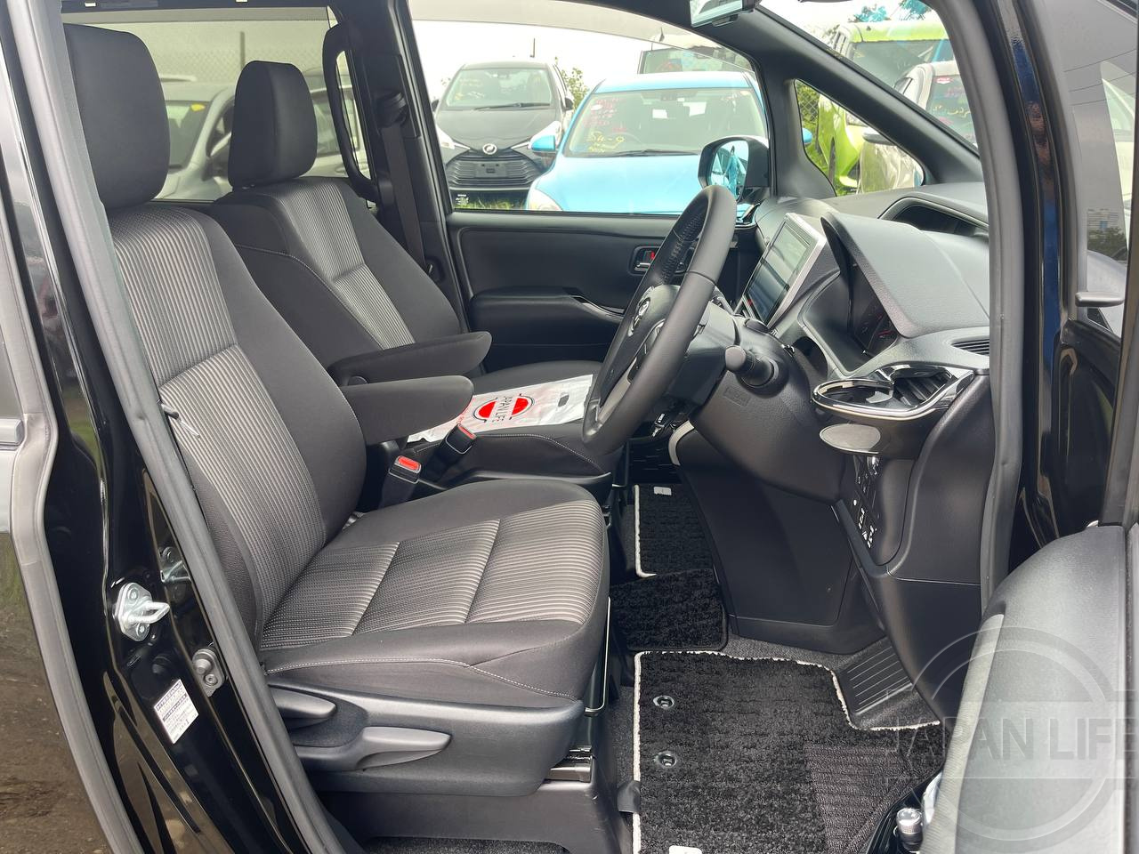 Фото Toyota Voxy - Japan Life 