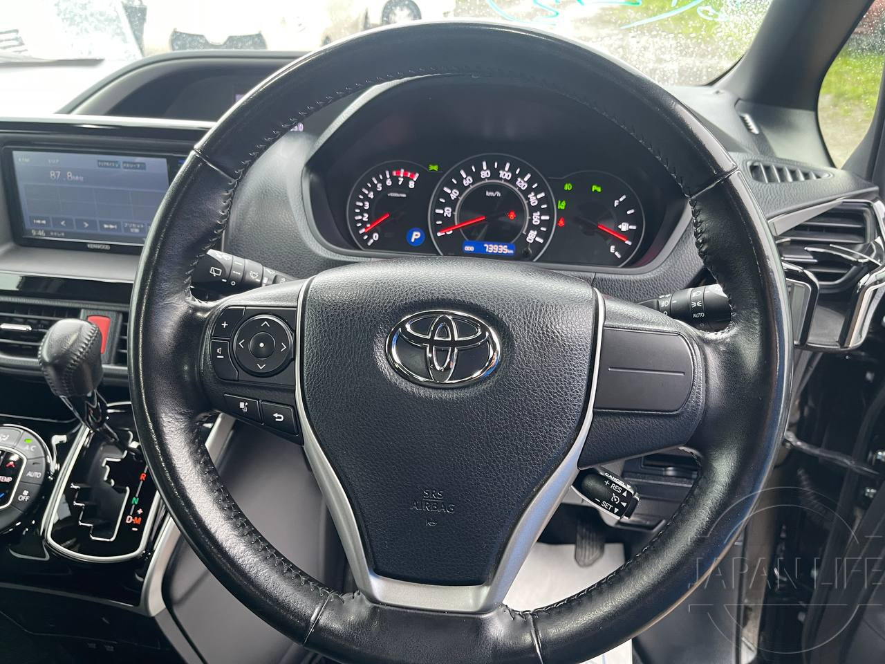Фото Toyota Voxy - Japan Life 
