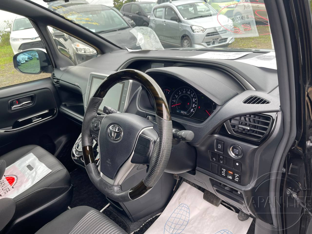 Фото Toyota Voxy - Japan Life 