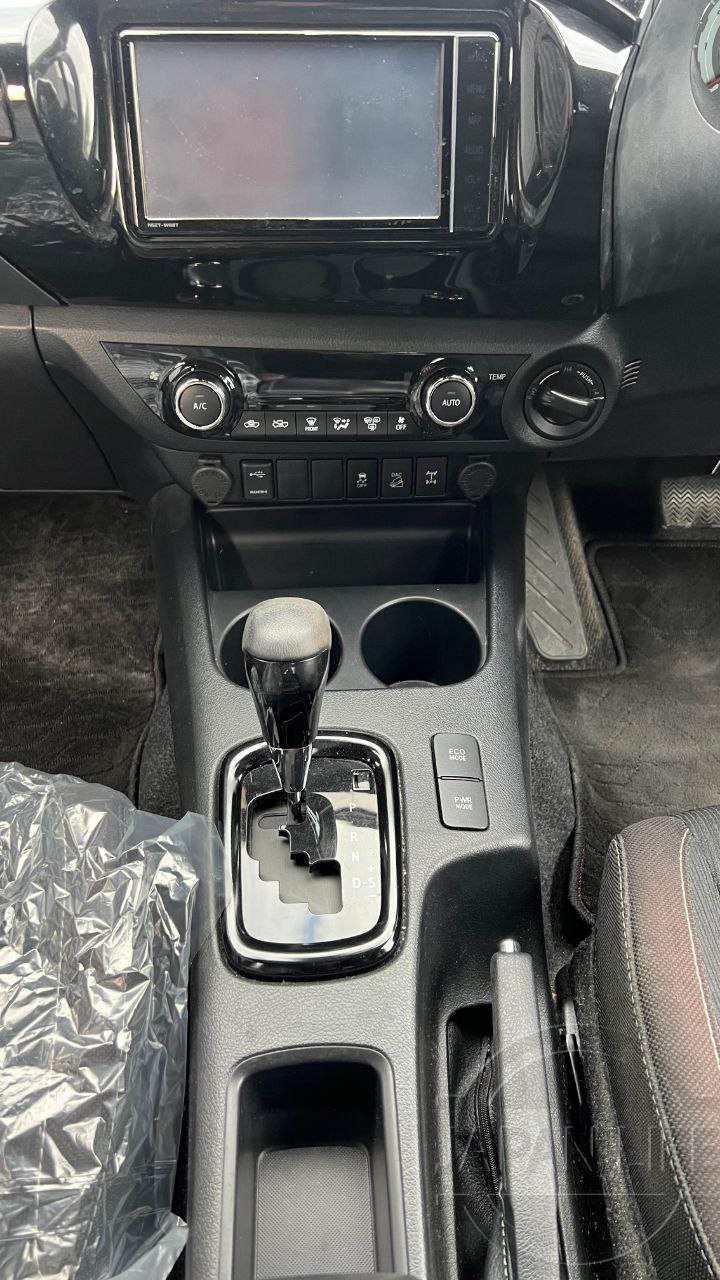 Фото Toyota Hilux - Japan Life 