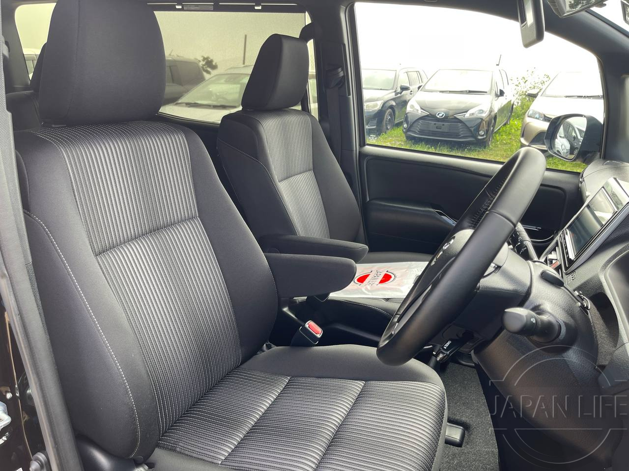 Фото Toyota Voxy - Japan Life 