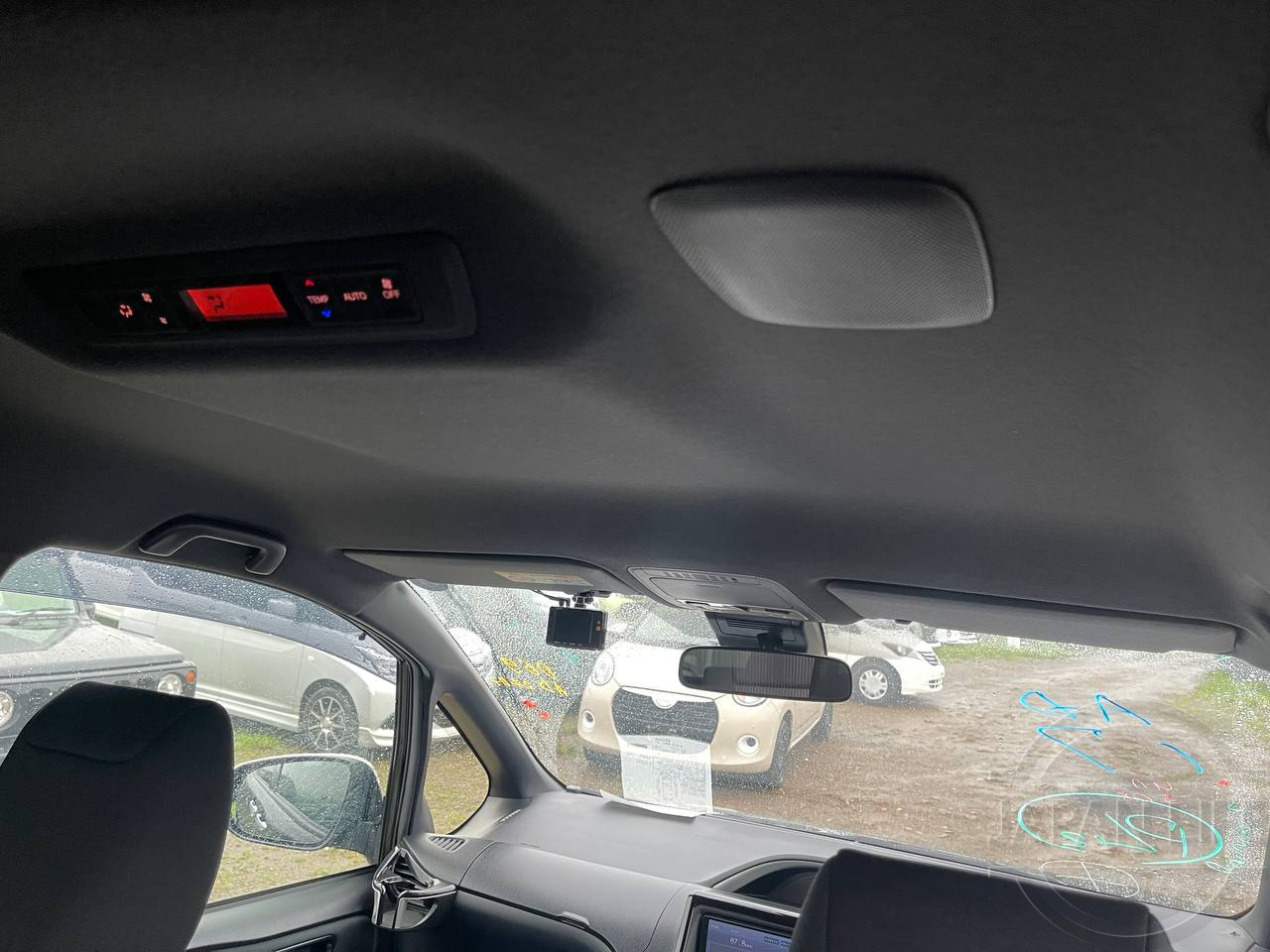 Фото Toyota Voxy - Japan Life 