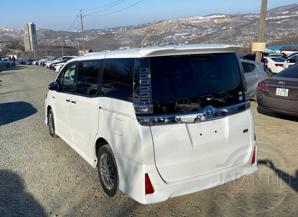 Фото Toyota Voxy - Japan Life 