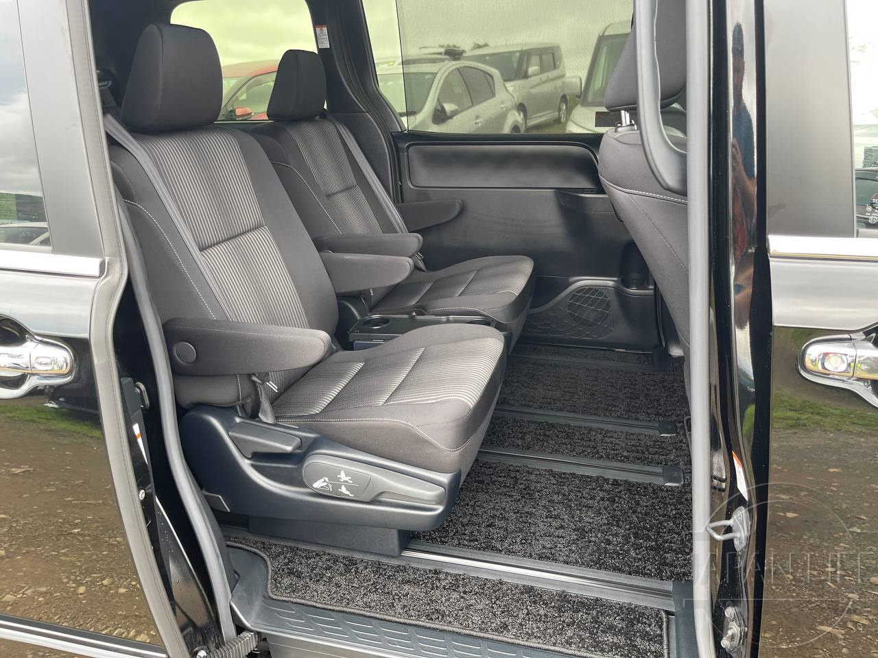 Фото Toyota Voxy - Japan Life 