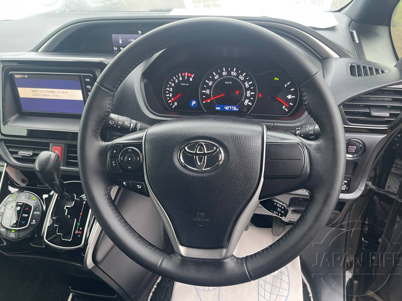 Фото Toyota Voxy - Japan Life 