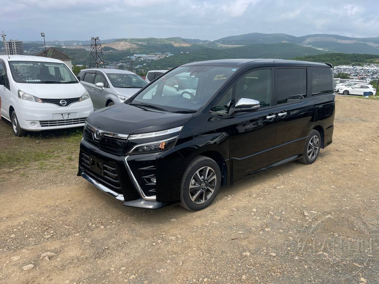 Фото Toyota Voxy - Japan Life 